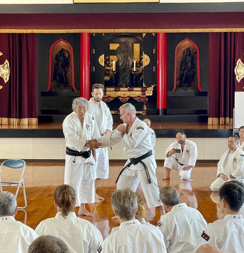 Aosaka Senseï enseignant au hondo dojo principal du Shorinji Kempo